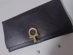 Salvatore Ferragamo ネイビー 二つ折り財布 金具 ロゴ入り - メルカリ