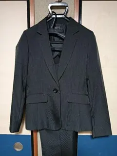 ダークグレー ストライプ 　パンツスーツ　ウォッシャブル　13号