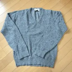 antfui グレー Vネックニットセーター