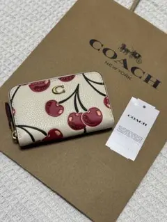 COACH エッセンシャル スモール ジップ アラウンド カードケース・チェリー