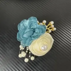 青と白の花のコサージュ