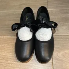 リボン付きブラックバレエシューズ