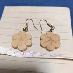 フラワーモチーフ ウッドピアス