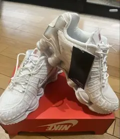 【新品】Nike Shox ホワイト スニーカー　27.5cm