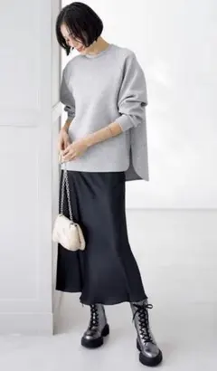 最終値下げ❣️美品　UNFILO サテンナロースカート ブラック　サイズＬのサムネイル