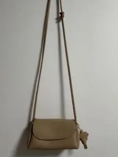 ベージュ フラップ付きショルダーバッグ