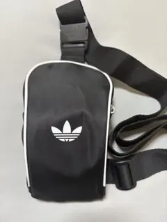 アディダス　アディカラー スモール スリングバッグ　ユニセックス