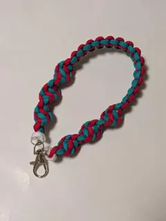 【おまけ付き】ハンドストラップ　パラコード　赤×緑