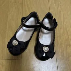 黒シューズ ハート装飾付き