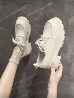 厚底ローファー白