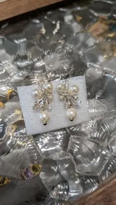 パールとクリスタルのスタッドピアス
