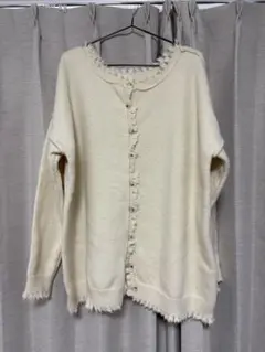NEUNAのアイボリー フリンジボタンカーディガン