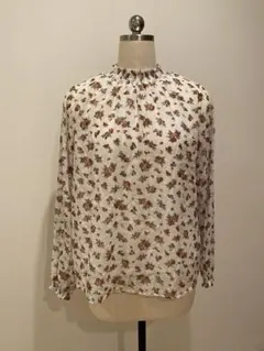 花柄ブラウス