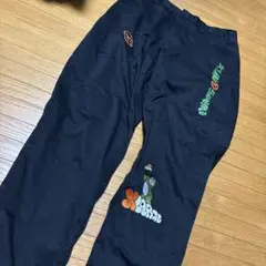 エクストララージ　刺繍キャラクター付き黒チノパン