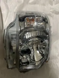 ハイエース、レジアスエーストヨタ純正ヘッドランプユニットRH 割れ
