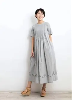 People Tree 手織りコットン手刺繍　ピンタックワンピース　ライトグレーのサムネイル
