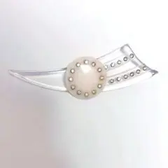 エレガントなクリアブローチ