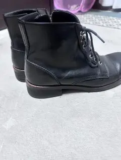 黒いジッパー付きレースアップブーツ