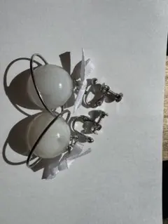 ホワイト球体リボン付きイヤリング