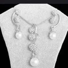 パール＆クリスタル  シルバーネックレス＆ピアス２点セット ラスト１！