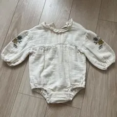 アイボリー　刺繍入りコットンロンパース