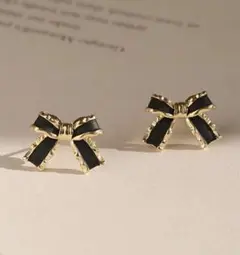 新品未使用　リボン型ピアス 黒と金