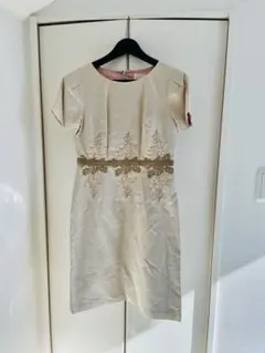 sunauna 刺繍入りベージュひざ丈ワンピース 38