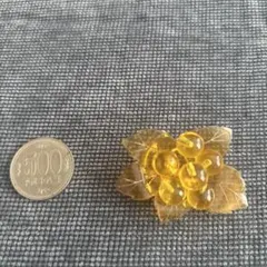 イエロー花形　べっ甲ブローチ