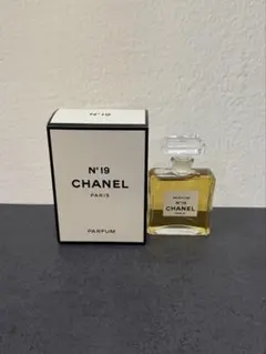 CHANEL シャネル N°19 オードゥ パルファムのサムネイル