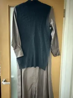 ダークグレー ニットベスト レイヤードスタイル