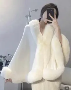 ホワイトのフェイクラビットファー付きケープ風カーディガン