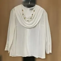 Leilian ホワイト長袖ブラウス　ゴールドの飾り付　11号