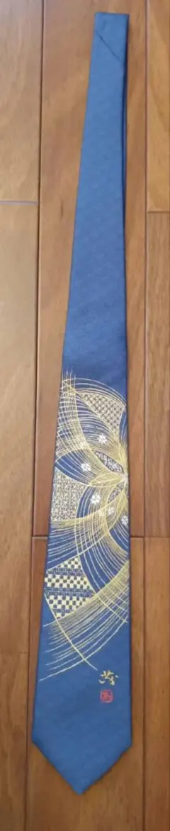 青い幾何学模様の絹製ネクタイ