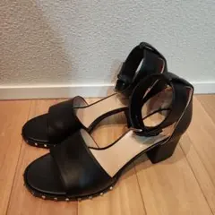 ヴァレンティノスタッズ付きブラックヒールサンダルパンプス