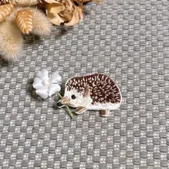 ブローチ　アクセサリー　ハンドメイド　ハリネズミ　お花