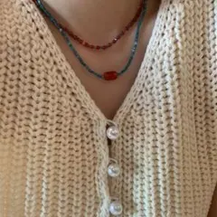 青と赤のビーズの二重巻きネックレス