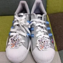 新品　アディダスとディズニーのコラボレーションによる「スーパースター」スニーカー