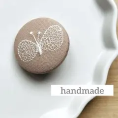 【ハンドメイド】ミナペルホネン生地　ちょうちょ　蝶　刺繍 くるみボタンのサムネイル
