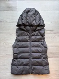 UNIQLO ダークグレー フード付きダウンベスト