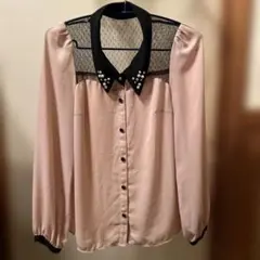 胸元黒レース　襟ビジュパール付き　くすみピンクブラウス