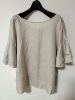 ベージュ フリル袖 トップス