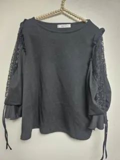 レース付き黒長袖トップス