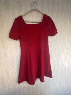 赤いスクエアネック半袖ミニワンピース