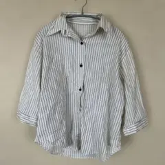ストライプデザインの長袖シャツ　春秋　大人可愛い　オフィスカジュアル　シンプル