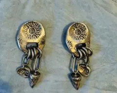 ユニークな金属製イヤリング