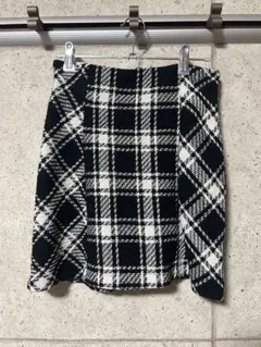黒と白のチェック柄タイトスカート