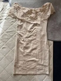 オフショルダー レース付き ベージュタイトドレス