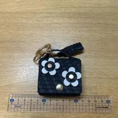 キーホルダー・キーリング 黒 白花