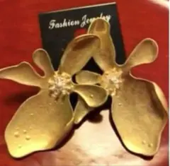 ビック花型　マットゴールドピアス❣️下向き防止キャッチ付き