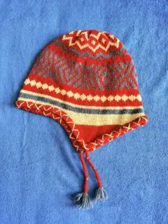 幾何学模様の耳あて付きニット帽